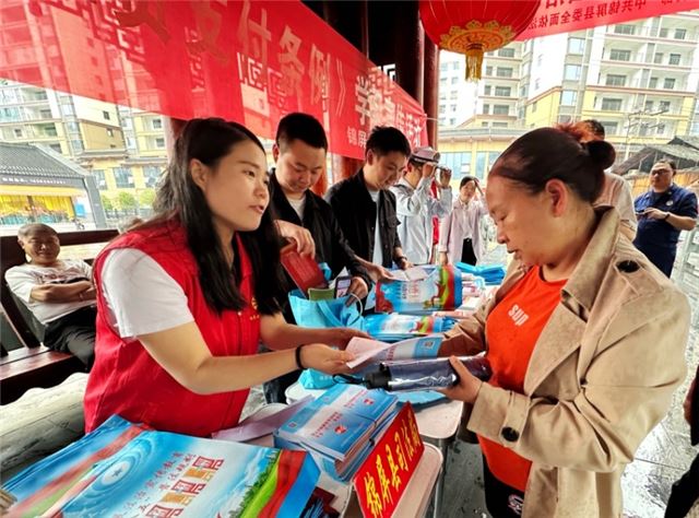 贵州省锦屏县开展2025年度“民法典宣传月”法治教育集中宣传活动